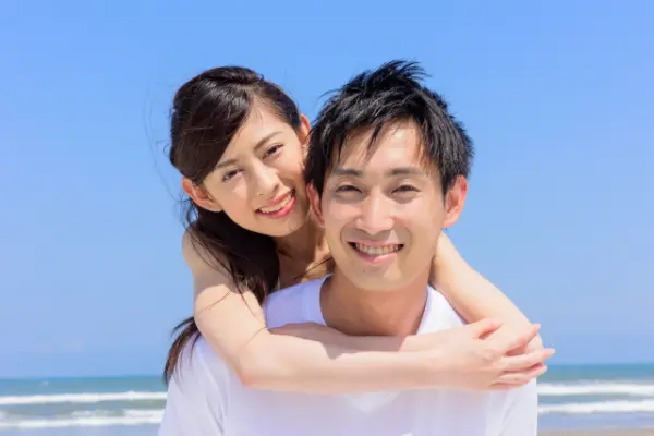 新郎にバックハグをする新婦