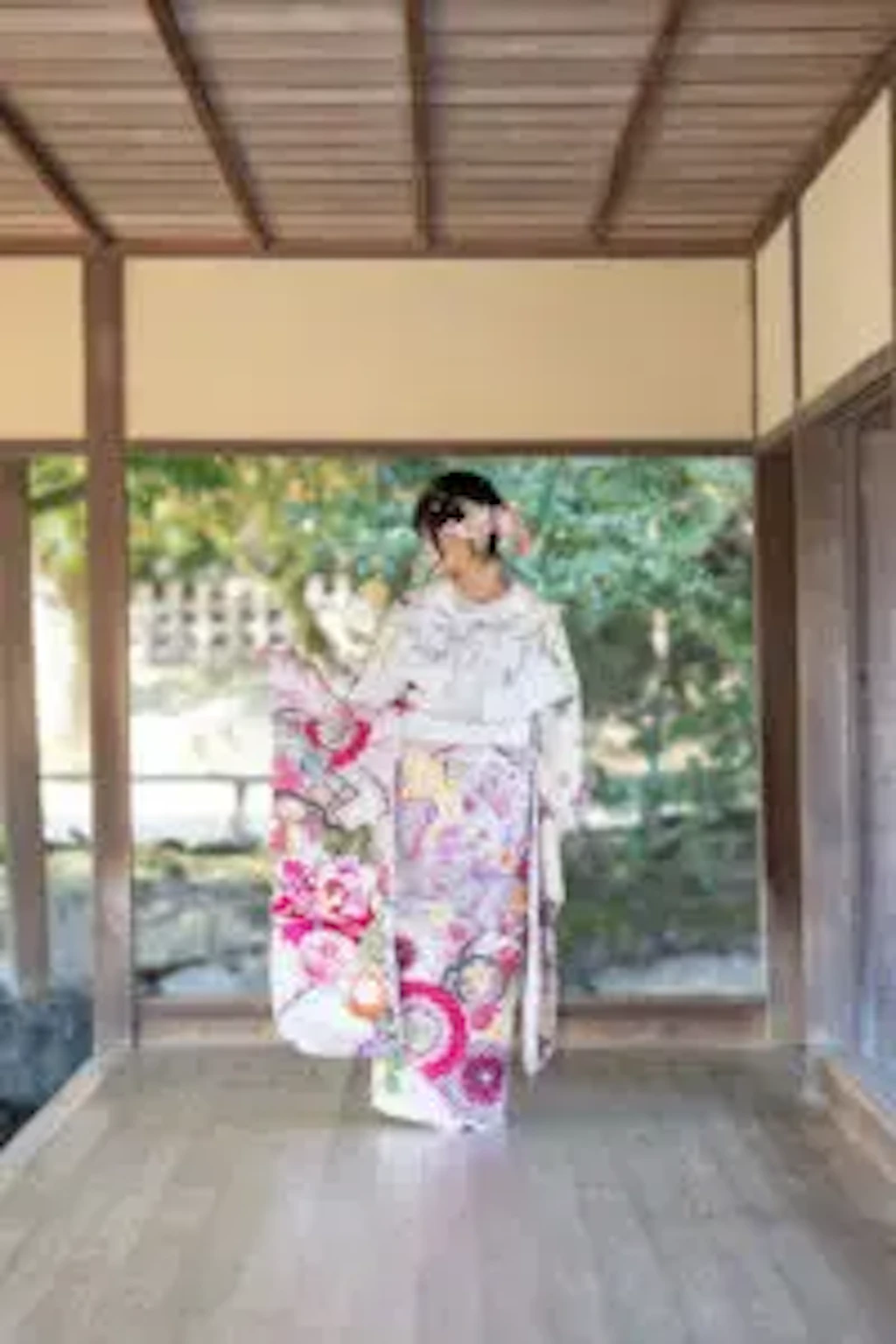 岡山後楽園で、後ろ姿から着物の柄を美しく見せる成人式の前撮り撮影中の振袖姿のお嬢様