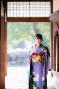 閑谷学校の講堂入口に立つ振袖姿の後ろ姿