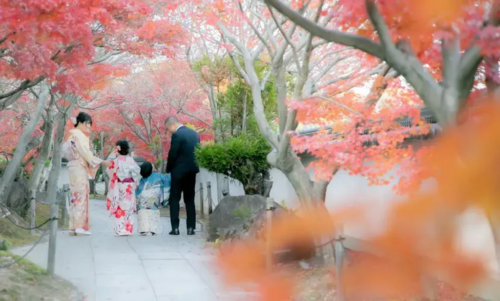 倉敷・不洗観音寺で七五三｜紅葉に包まれる姉弟フォト