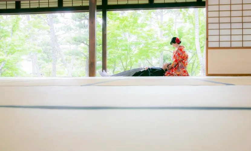 新渓園で膝枕される新郎様と優しく見守る新婦様