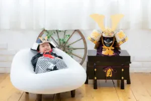 岡山市のフォトスタジオで端午の節句イベントに参加し兜と並んで撮影される赤ちゃんの記念写真