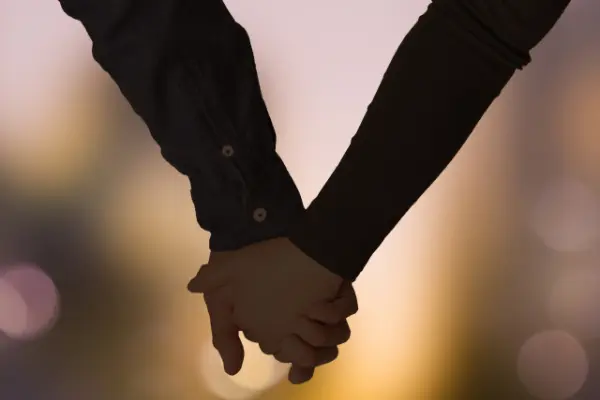 手をつないで結婚式の前撮りをする新郎新婦