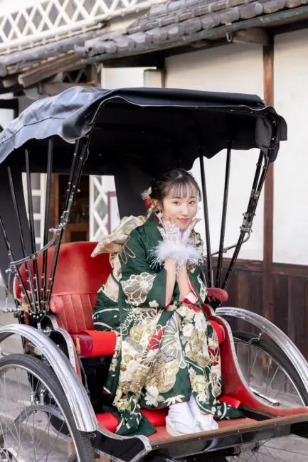 人力車に乗り、白いファーの小物を持つ振袖姿の新成人女性