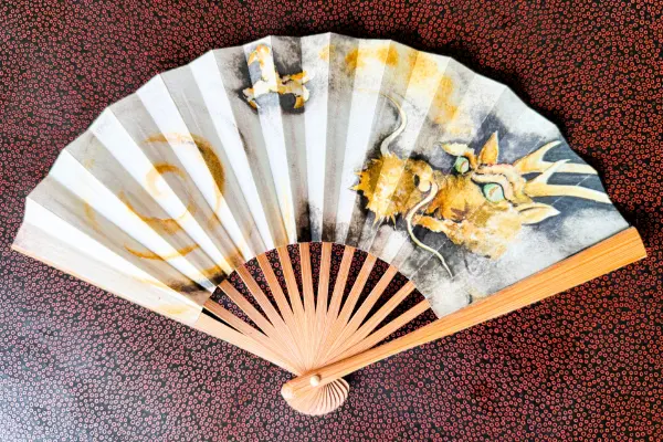 金の龍の柄が入った扇子の写真