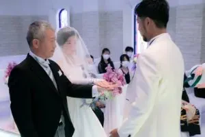 挙式にて新婦の父から新郎へバトンタッチをする感動の引き渡しシーン