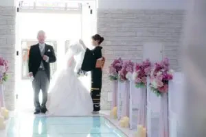 ラヴィール岡山のチャペルでバージンロードを歩く新婦と父親