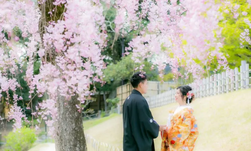 写真スタジオで結婚式の前撮り写真を検討されている方の参考となる情報をお届けいたします。