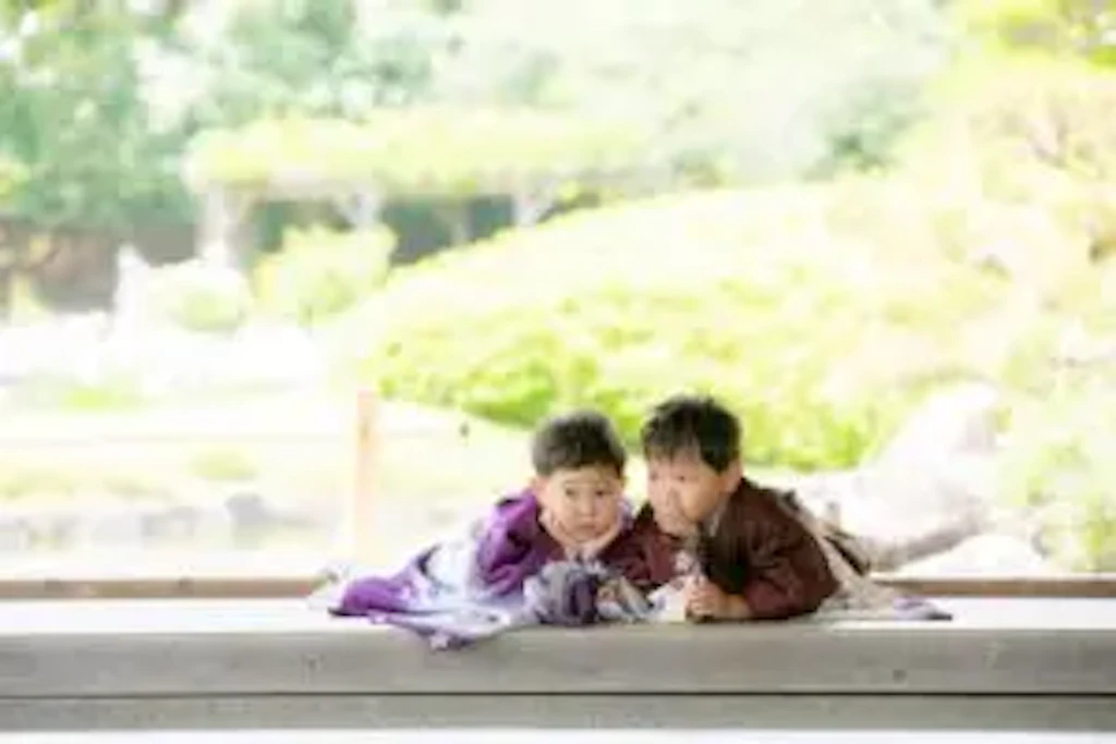 七五三撮影で寛ぐ双子の兄弟