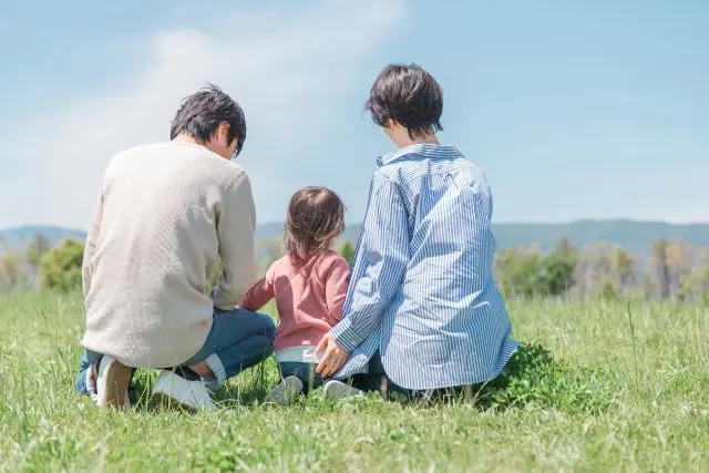 岡山市サウスヴィレッジの緑の芝生でお子様が笑顔で過ごしている様子