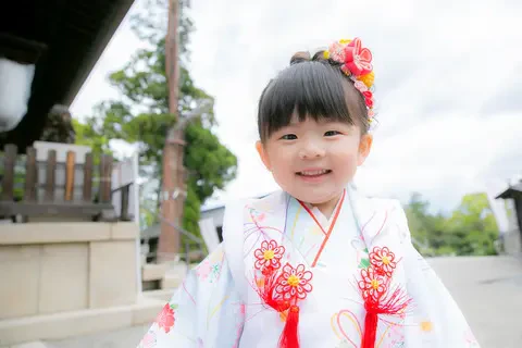 吉備津彦神社¥をお散歩しながら笑顔になる3歳の女の子
