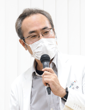 (写真上) Wマコトの講義は会場への声かけからスタート。受講者は一気に雰囲気に巻き込まれていく(写真下)講師の紹介をする飯塚宏済衆館病院 副院長兼脳神経外科部長