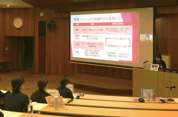 3年目研修(実践?)の様子。事例発表会が行われる
