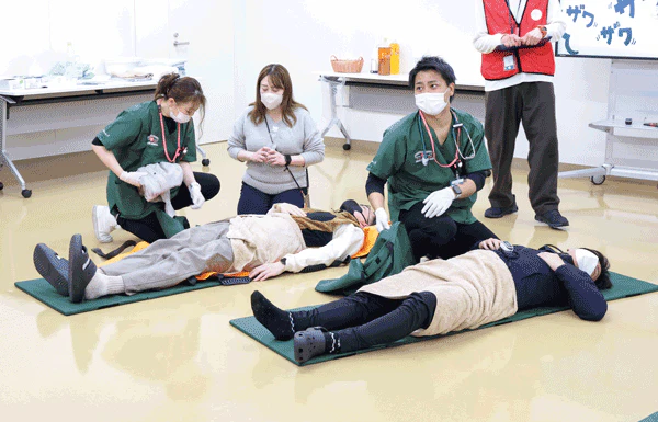 テーマ:緊急搬送サウナ大会で複数の傷病者が発生。搬送を待つ間に救急対応をしながらトリアージを行う。個々に変化する容態にも対応。チーム/Five bridges