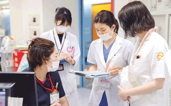 病棟看護師と回診患者さんについて情報を共有。対象者以外に話が及ぶこともあり、この日は薬剤の変更を提案