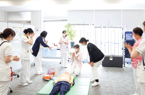 取材当日に行われていた「新入職者CPR+AEDプロバイダーコース」の研修の様子。受講者以外に多くのファシリテーターが参加し、シミュレーションによる研修を実施する