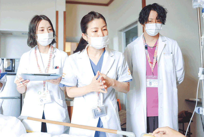術後回診は、麻酔科医師、中央手術部看護師、薬剤師によって行われる。当日は、研修中の新人薬剤師も同行