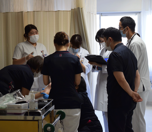 褥瘡ラウンド中にも必要があればチームで集まり、その場でカンファレンスを行っていく。