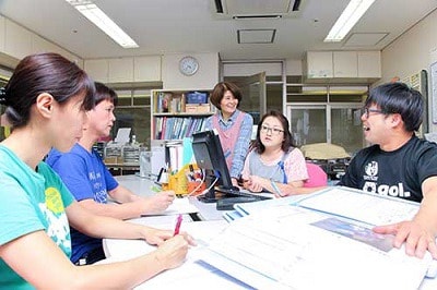 看護師と介護スタッフが合同でカンファレンスを行っている様子