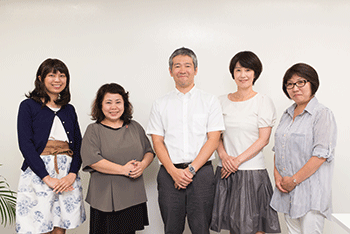 岩﨑悠仁香さん、藤原緑さん、清水研さん、小野智恵美さん、金井久子さんが並んでいる写真