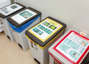 【同院東棟13階病棟での感染対策】廃棄物ボックスは、入れるべき物の写真を添付してわかりやすく