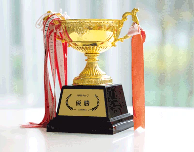 優勝チームの栄誉をたたえるカップ。リボンには歴代の優勝チーム名が記され、iMEP館内に飾られている。優勝チームにはクリスタル盾が贈呈される