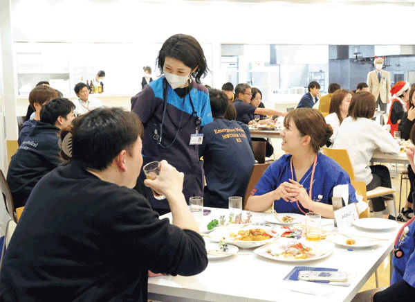 表彰式までの間に行われた意見交換会。参加者たちには競技を終えた開放感が