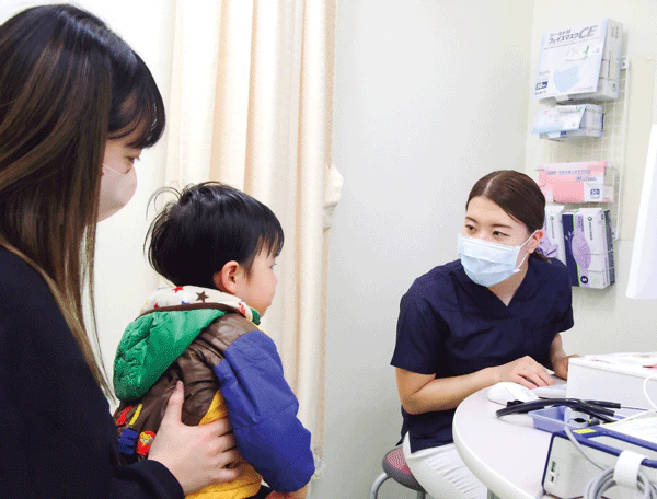 小児専門のER(救命救急科)では、緊急性を判断するトリアージが重要。看護師が子どもの状態や反応を診ていく