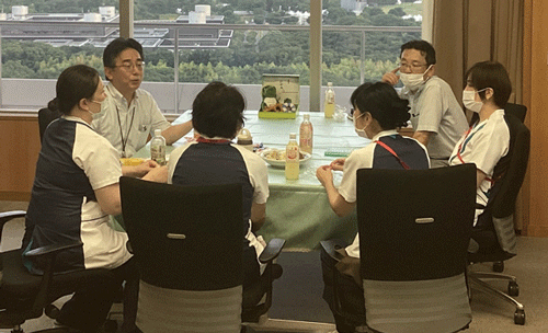 キャリアカフェでは保健学科の教員たちに質問や相談ができるプログラムを新たに導入。初回は3日間計5回に分けて行われ、病院看護師たちは知りたい分野の専門家を選んで参加していた