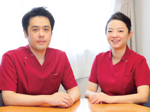 院内認定の講師を務める飯塚智彦感染管理認定看護師(左)と貴田寛子皮膚・排泄ケア認定看護師(右)