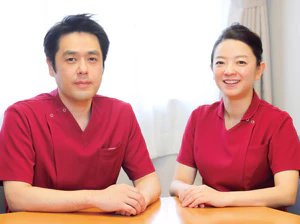 院内認定の講師を務める飯塚智彦感染管理認定看護師(左)と貴田寛子皮膚・排泄ケア認定看護師(右)