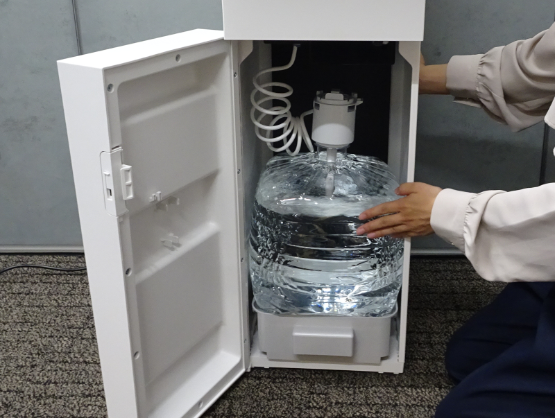 受水棒をロックしたら、サーバーの奥までボトルベースを押し込めば完了。