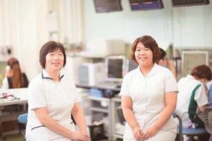 須川真規子さんと金子美晴さんの写真