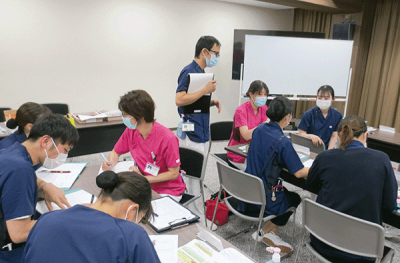 演習以外には座学での講義やグループワークも行う