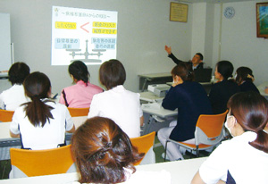 講義の参加者は10-50人で、時間は60-90分間。