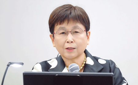 座長とともに演者も務めた山元先生。セミナーのテーマである冊子を通して、NGTによる栄養管理の安全を伝えた