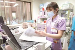 入院手続きは緊急受入病床の重要な業務。近年は作成書類が増え、多くの時間が費やされる