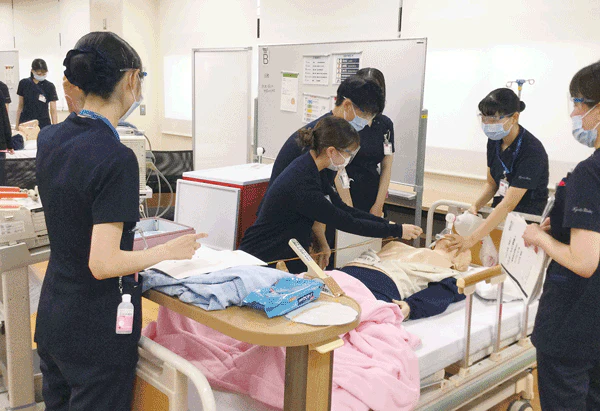 新人研修(実践?)では、看護技術研修を終えるとシミュレーション研修が行われる