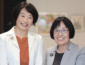 左から、ネットワーク委員会担当理事の寺井美峰子さんと前担当・学会副理事長の嶋森好子さん