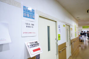 病院玄関や廊下などに表示があり、接種者は戸惑うことなく会場へ