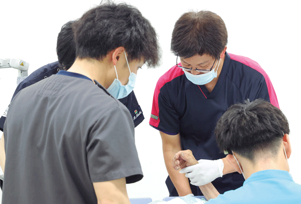 救急搬送されてきた患者さんの処置に参加する能登路さん。その動きには無駄がない