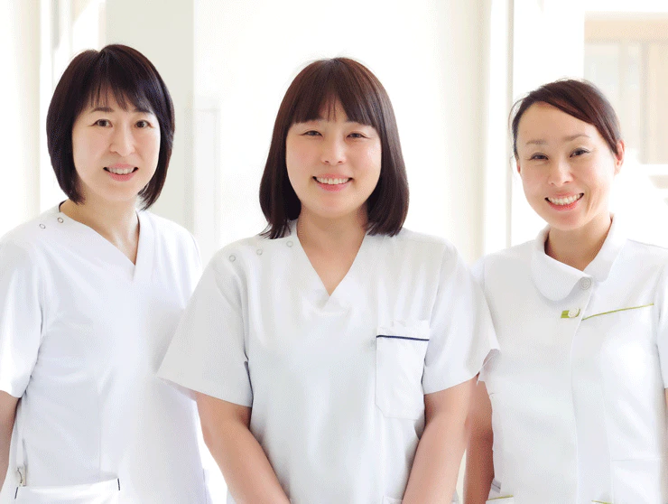 院内の教育の中心を担う人材育成委員会の看護師長たち。(左から)柴田郁子さん、中村繭美さん、吉川聡美さん