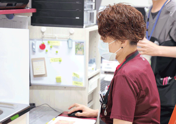 穿刺前の患者さんの情報収集や日常的な記録を行う桂山看護師。「IVナースレベル?造影剤:造影剤使用に関する育成プログラム」もここで作成された