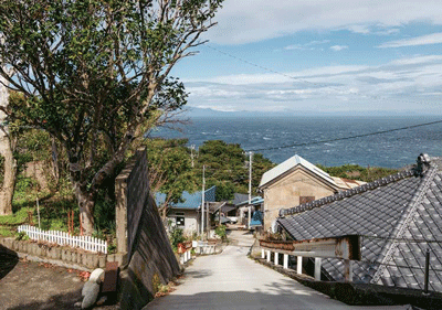 断崖絶壁からなる利島の道路は、多くが坂道