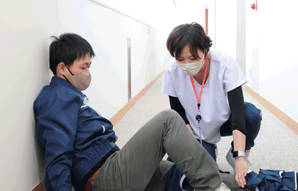 テーマ:ファーストエイド停電したホールで階段からの転落事故。暗闇のなかで、メンバーで協力し、工夫しながら的確な初期対応を行う。チーム/チームやった根!リベンジャーズ
