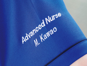 肩口には特定看護師を示す「Advanced Nurse」の文字が
