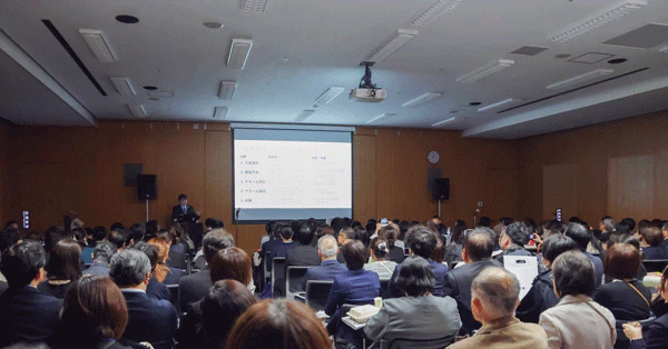 医療安全にかかわる多職種が会場を埋めた。生体情報モニタのアラーム対応についての課題と対策に熱心に耳を傾けていた