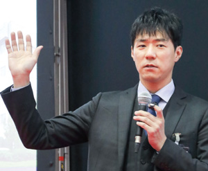 講演中の青柳さん