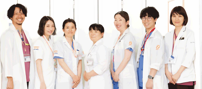 術後回診チームの主だったメンバーの皆さん。(写真左から)山添大輝医師、榊原諒子薬剤師、杉本菜摘看護師、榊原愛子主任、吉谷千枝看護師、岡田悠揮師長、徐民恵医師