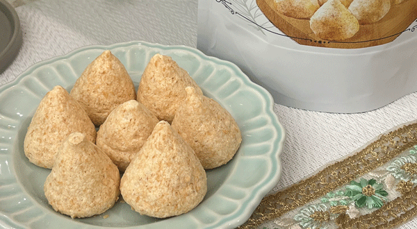 メレンゲにココナッツが入った焼き菓子。